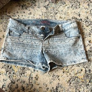 Short white washed denim shorts 🔥